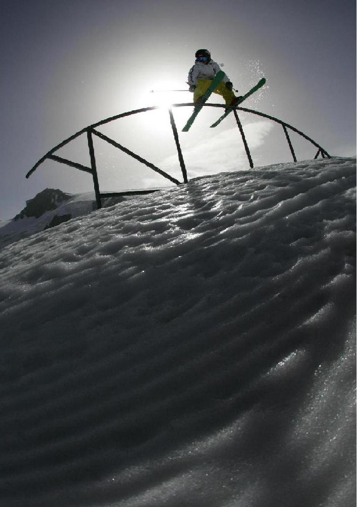 riktigt coll vinkel på rainbowrailet i zermatt en. Foto: chritophe margot. Åkare: Henrik Harlaut.