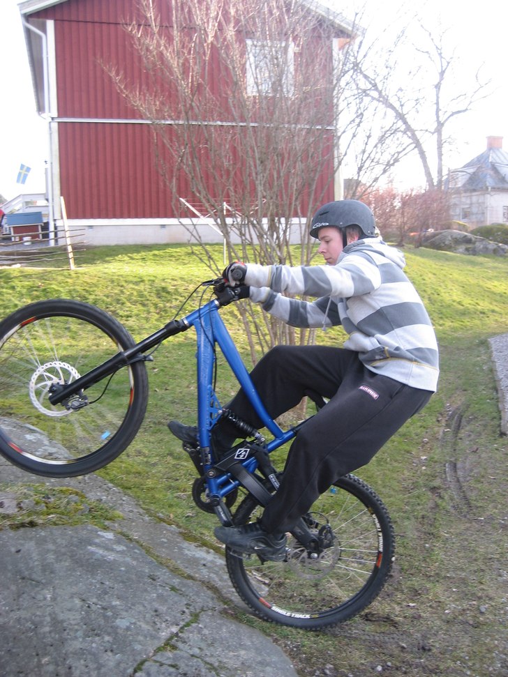 Tobbe stegrar hoppar o åker baklänges :D. Foto: David Herrwaldsson. Åkare: Tobbe Herrwaldsson.