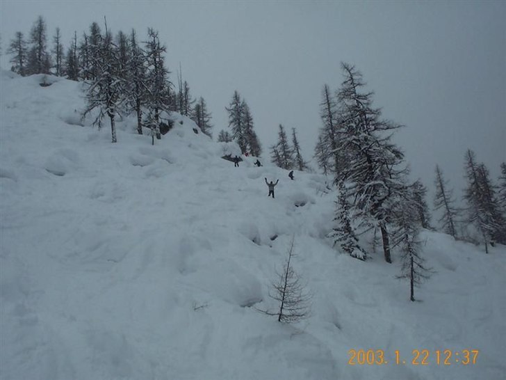 Lagom mycket snö & en utmanade ravin... Under. Foto: Gerry Pettersson. Åkare: Filip Andersson.