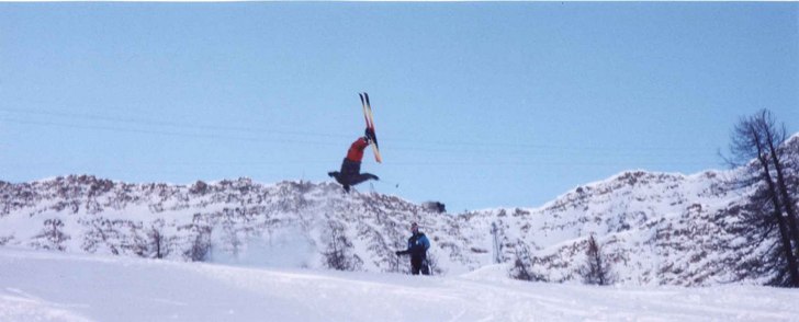 Enourmous BACKFLIP (second try)

Length: 20-25m.. Foto: Unknown. Åkare: Magnus Eriksson.