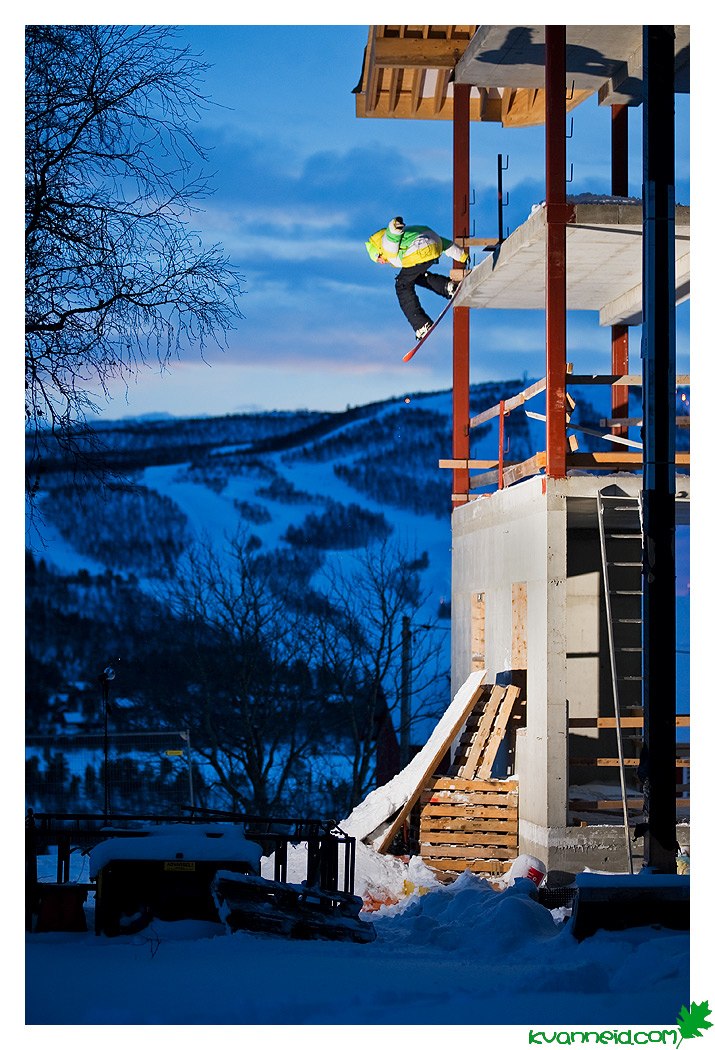 Jag släpper en atom-tailgrab-bomb. Foto: Öystein Kvanneid. Åkare: samuel christensson.