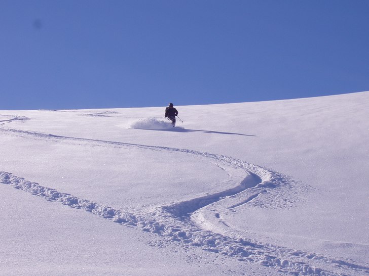 Laddar inför insteget till bäckravinen vid Koppa. Foto: Patrik Paulsson. Åkare: Daniel Sjöstedt.