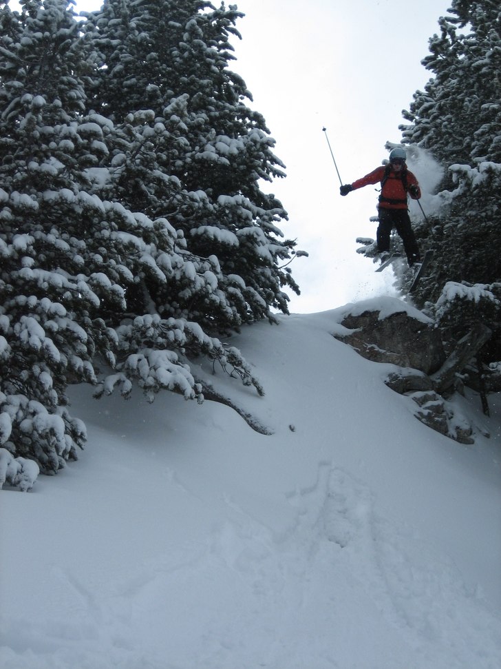 Fin drop ner i nysnön. Foto: Olle Berg. Åkare: Josh Darling.