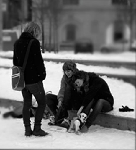 några tjejer som åker skridskor i kungsträdgår. Foto: Rebecca Hansson.
