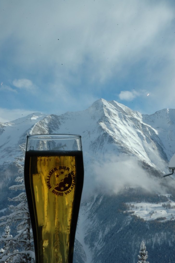 Beer, snow and nice weather.. :). Foto: Andreas Rinderskär. Åkare: Walliser Beer.
