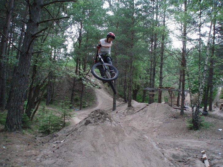 flooar lite över ett  skumt hopp  mhh. Foto: fredrik nyman. Åkare: johan rasmussen.