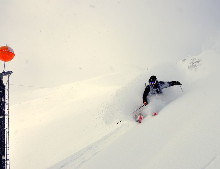 3 pers som lekte i pudret under tåget på hela da. Foto: Petteri Koste. Åkare: Henrik Mideroos.