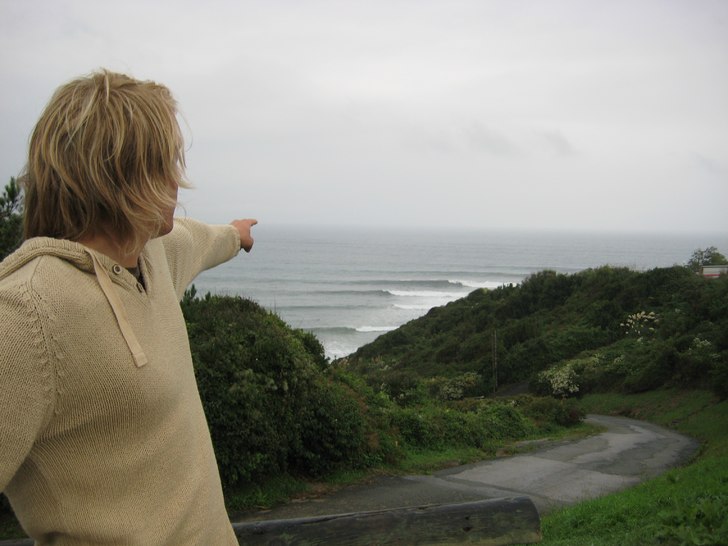 Dawn patrol på Lafitenia, Baskien. Foto: Carl-Johan Svanström. Åkare: Jonatan Svensson.
