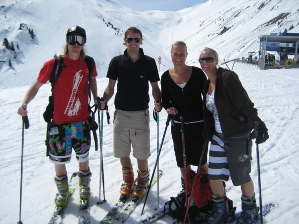 jag, victor, louise  o hanna i backen en fin april.