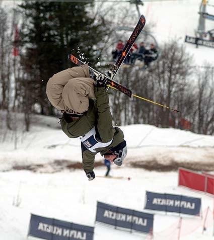 ligger i en backflip mutegrab på andra hoppet. Foto: Hedí Wiesner. Åkare: Pelle Hjertman.