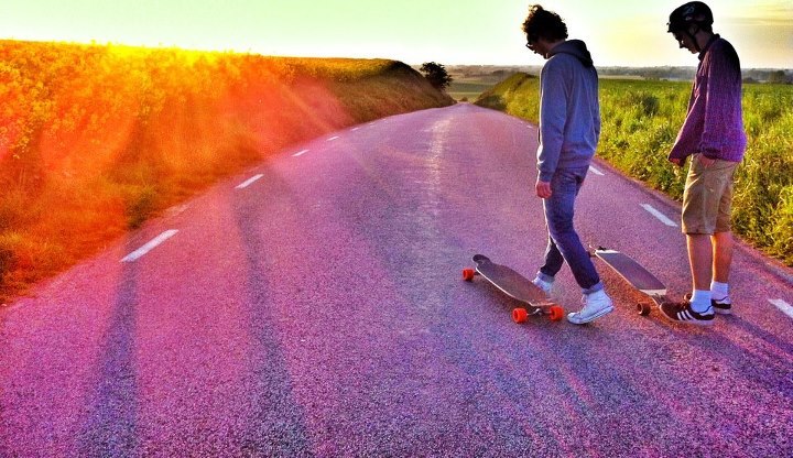 Finns inget bättre än att ta en runda på bräda. Foto: Pontus Lindholm. Åkare: Sebastian Renfro - Rasmus Andersson.