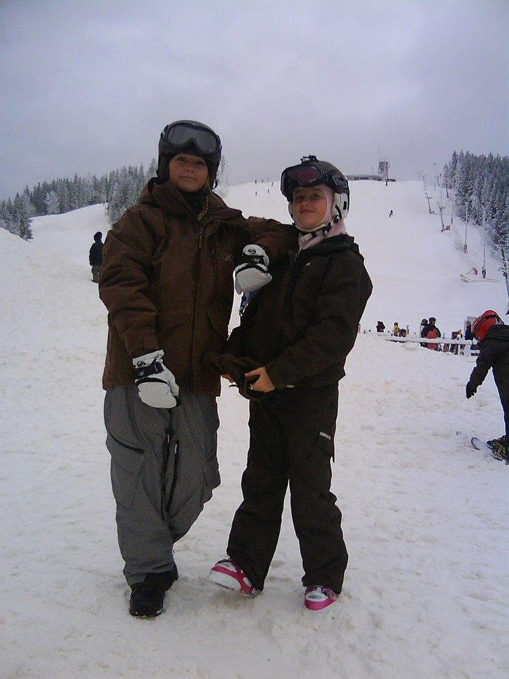 våra söta flickor värmer upp inför Saalbach!. Foto: stefan lindstrand. Åkare: klara och hilda lindstrand.