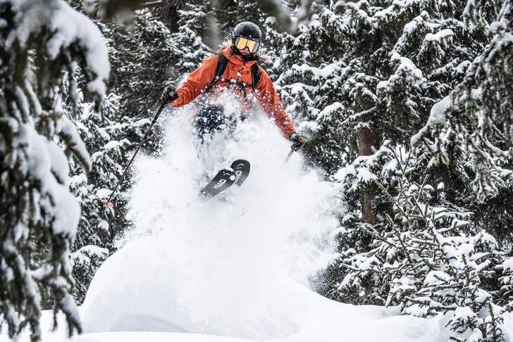 Ida Löfqvist på väg genom skogen vid Rinerhorn.. Foto: Axel Adolfsson.