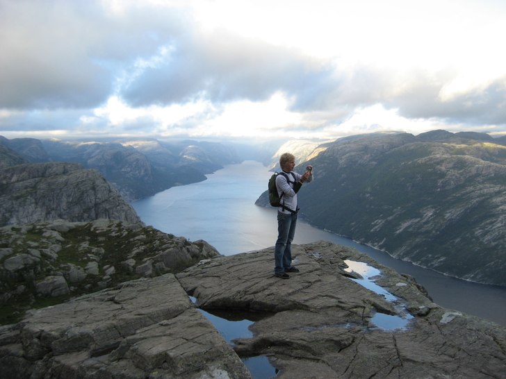 Olof beundrar utsikten. Preikestolen under vår mc. Foto: Rickard Ljunggren. Åkare: Olof Magnusson.