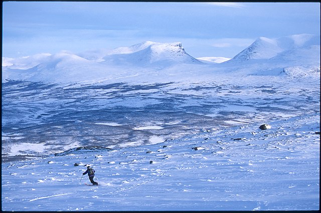 Japp, det är lapporten i fjärran.... Foto: Tomas Ahlberg. Åkare: Anders Lundgren.