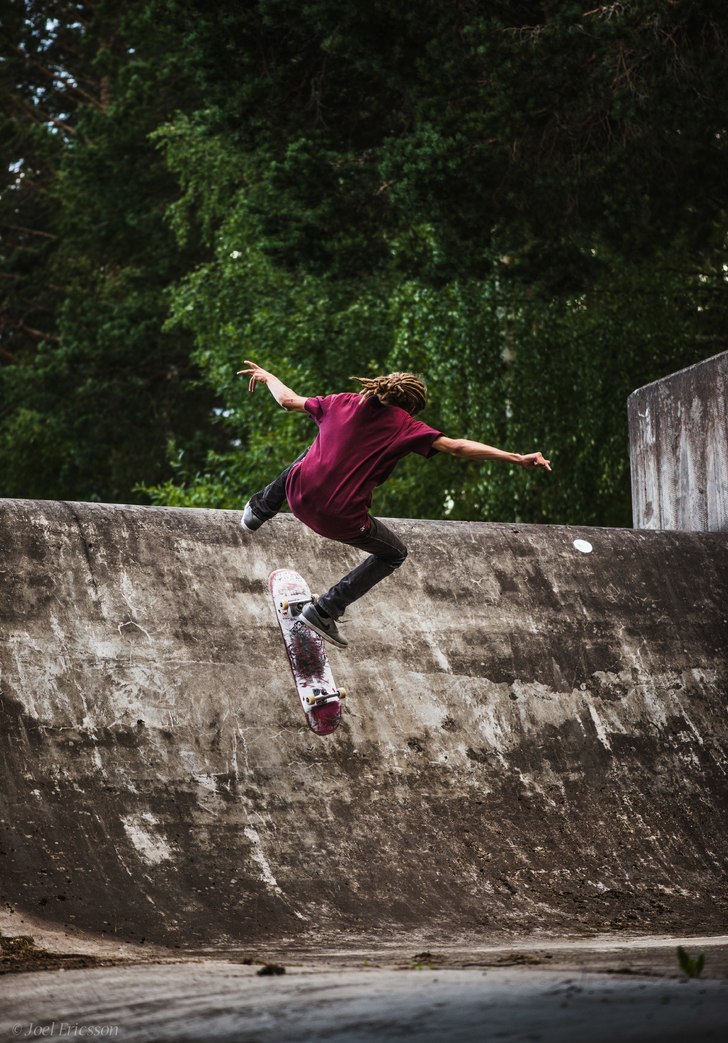 Photoshoot med Joel Lyrberg vid dammluckorna i Äl. Foto: joel Ericsson. Åkare: joel lyrberg.