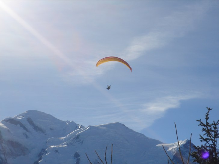 Parashooting med MontBlanc massivet i bakgrunden. Foto: Björn Swedérus. Åkare: Okänd.