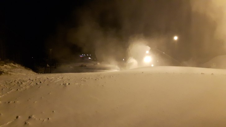 Vi lager snø på Trollvann 
Vi lager snø på Tro.