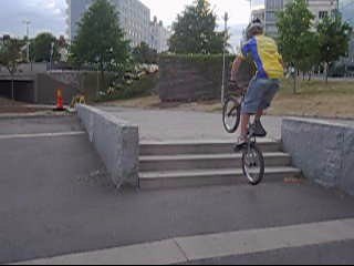 hopp uppför trappa . Foto: bazze. Åkare: Anton svensson.