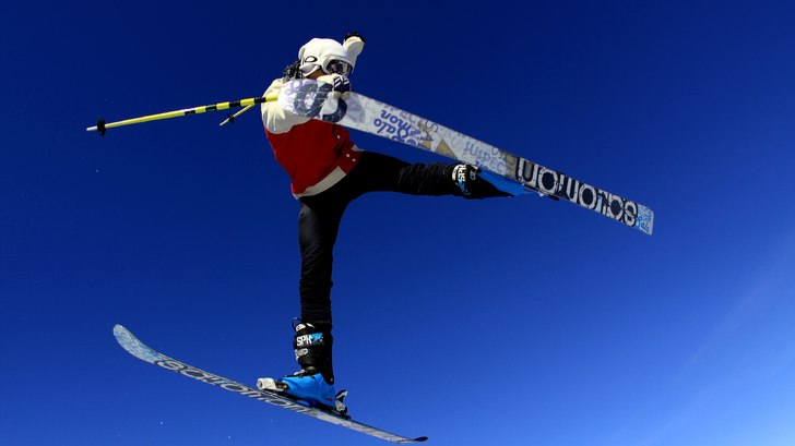 Flerkz-pojken som hoppar under en riktigt fin dag . Foto: Robin Andersson. Åkare: Andreas Urtell.