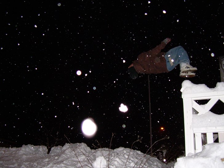 poppade en lite b-flip från räcket hemma, vet at. Foto: brorsan jens. Åkare: mattias.