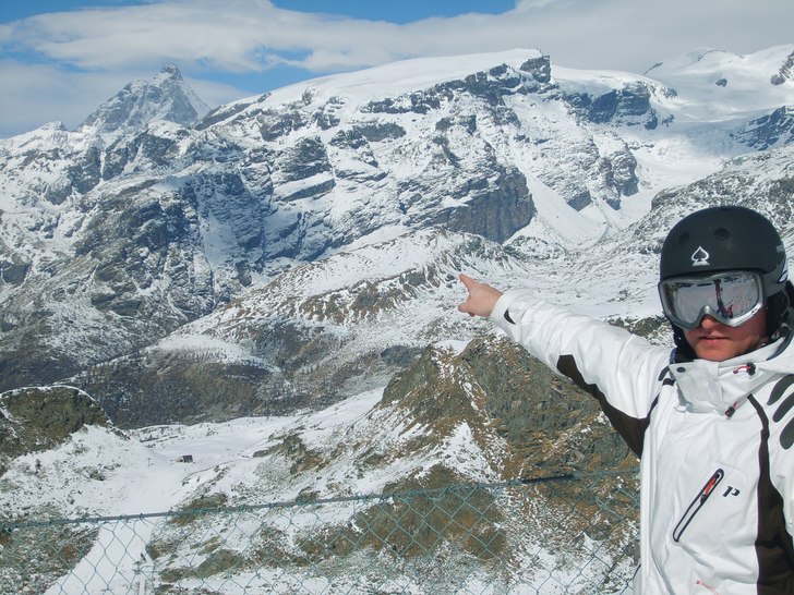 Matterhorn i bakgrunden.... Foto: Mattias Fjalestad. Åkare: Dennis Fjalestad.