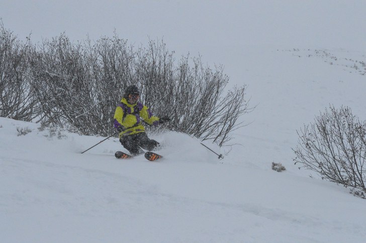 Adam tar några goa svängar i lite puder.