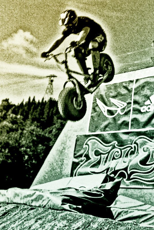 Tokdåren Helmer droppade boxen på en Monsterbike. Foto: Wolf Hörner. Åkare: Johan Helmerskog.