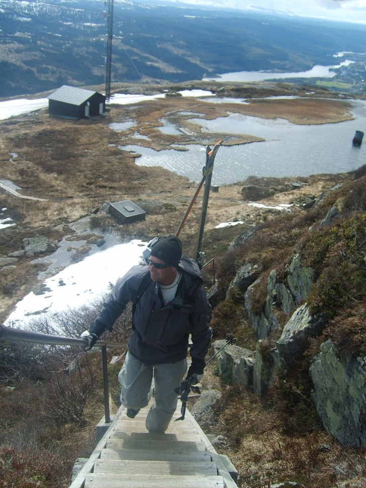 uppför med skidorna på ryggen. Foto: Martin Alzén. Åkare: Magnus Landgren.