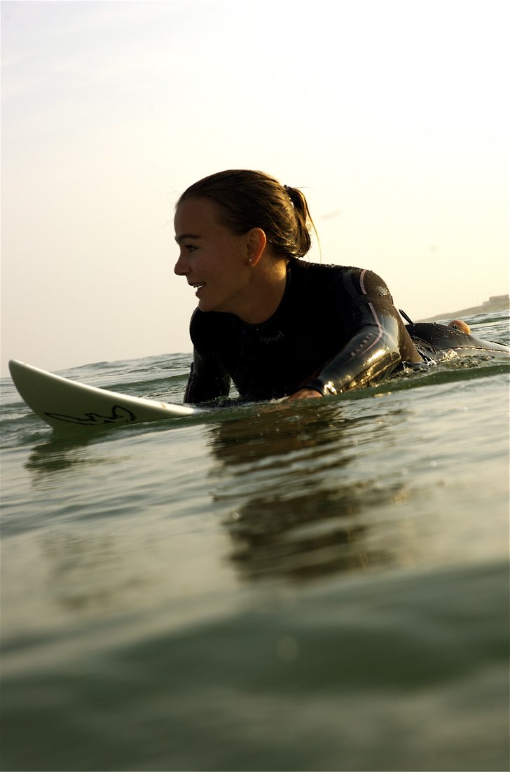 En grym värd och surferska.. Foto: Johan Mårtensson. Åkare: Lena Stübner.