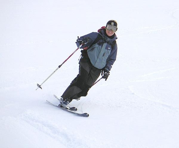 karin på väg ner från toppen.. härlig skidåkn. Foto: Martin.
