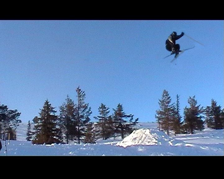 högt hopp. Foto: Ulf Utterström. Åkare: Johannes Nygren.
