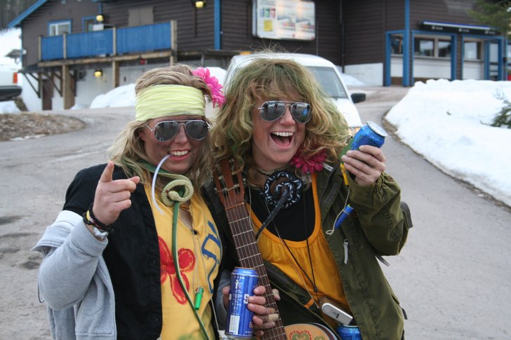 ...mot Ibiza!. Foto: Robin H. Åkare: Emma o Sofia.