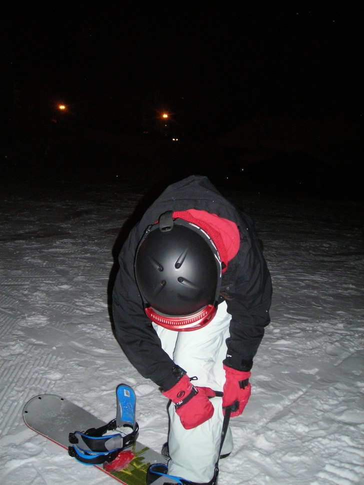 stina ska testa på snowboard en kväll . Foto: emma. Åkare: stina.