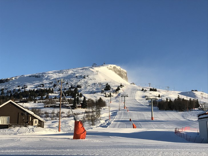 Skeikampen
I dag er det sol fra skyfri himmel. Bl�.