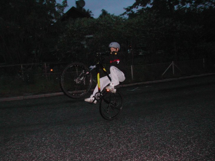 Jag på sebbes cykel ja wheelar i uppförs backe t. Foto: sebastian hermansson. Åkare: Jag.