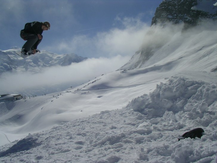 Byggde en kicker på en solig aprildag.... Foto: Viktor Lager. Åkare: Tobben Johansson.