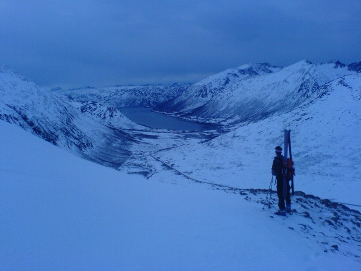 Utsikt mot Kattfjorden.  Det er korte dager og lit. Foto: Per Hasvold. Åkare: Ståle Frisvold.