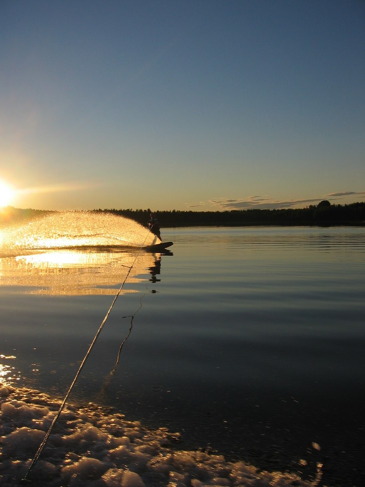 Wakeboard i midnattssolen. Foto: Erik Hjärtberg. Åkare: Johan Berglund.