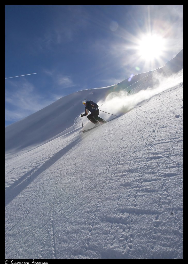 Martin kör chicken race mot flygplanet på väg m. Foto: Christian Åkesson. Åkare: Martin Holm.
