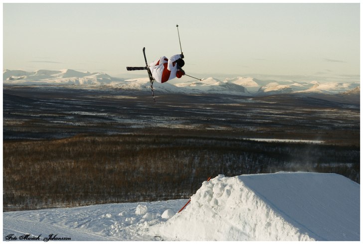 Olle drar på en cork 7 mute och jag fotar. Slask&. Foto: Mariah Johansson. Åkare: Olle Lathi.