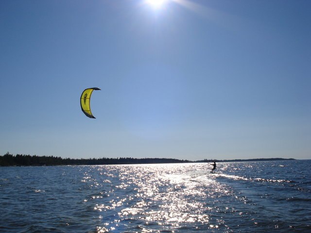 Äntligen ut på vattnet efter vintern! svag vind . Foto: Björn Ahlskog (Flowbrow). Åkare: Jonathan björkskog.