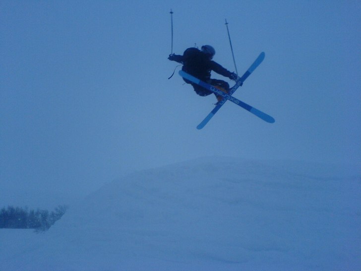 Skönt hopp i 0-Sikt. Foto: Sofia Erikson. Åkare: Niklas Brunefeldt.