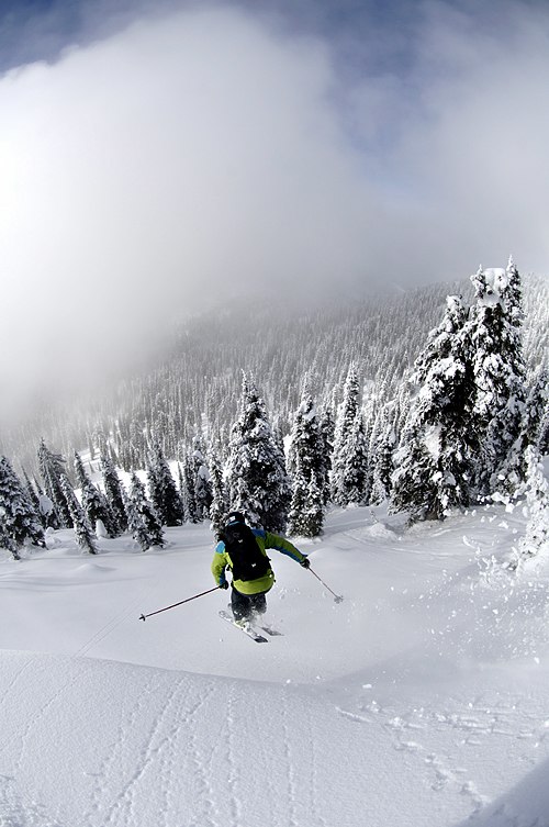 Droppar en driva in i Whitwaters backcountry.

w. Foto: Juha Laine. Åkare: Tobias Liljeroth.