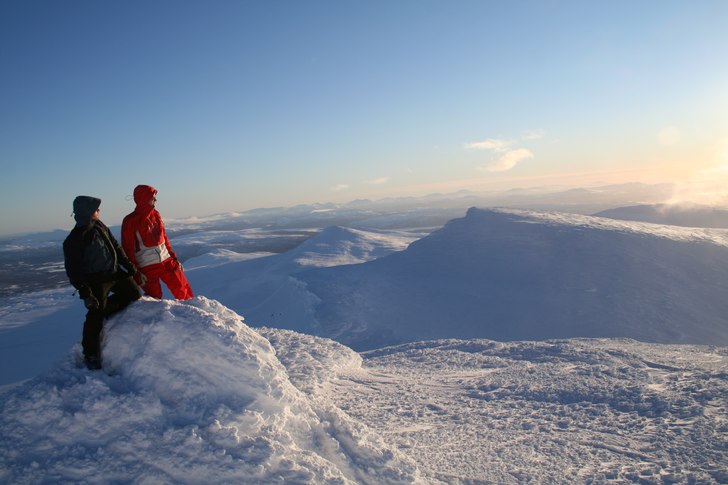 Just när vi kom upp på toppen vid 2-tiden lätta. Foto: kom ej ihåg. Åkare: Johan Hasslow och Jacob Hasslow.