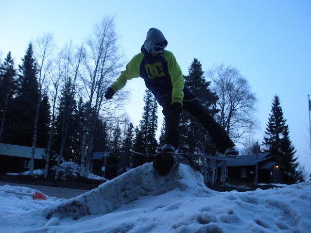 backyard shredding utanför stugan i lindvallen. Foto: Mikaela persson. Åkare: Joel Olovsson.