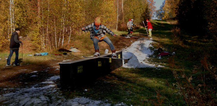 I väntan på snön... Bs tailslide . Foto: Linn Du Rietz. Åkare: Hilla.