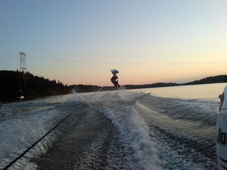 Wakboardkväll i denna tidiga sommar.
Fina fisken. Foto: Simon Delér. Åkare: Basse Delér.