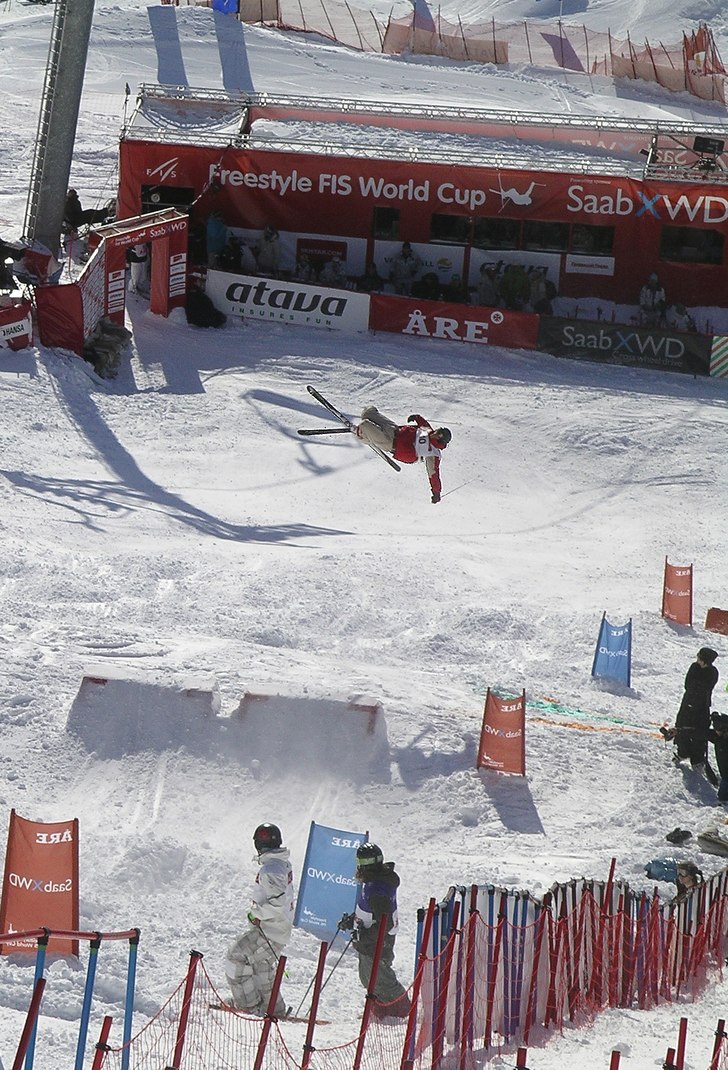 Bild på en puckelpiståkare i farten. Från värl. Foto: Agata.