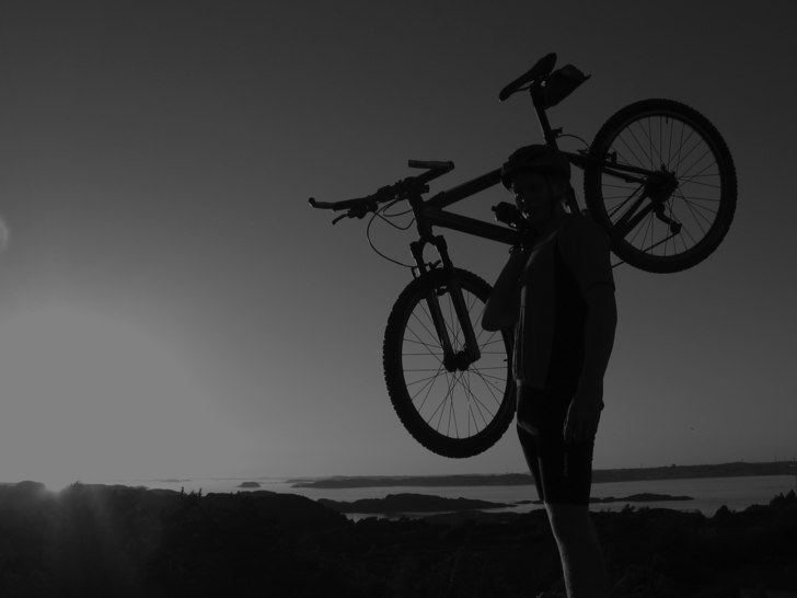 fin cykling med endel bärandes i den bohuslänska. Foto: Ville Berg-Malmborg. Åkare: Tobias Olsson.